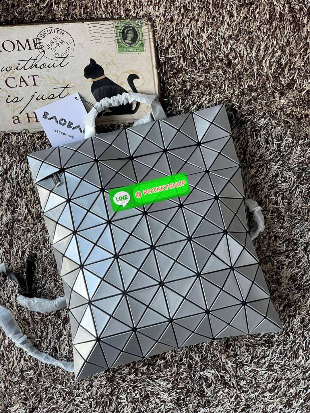 💕BAO BAO ISSEY MIYAKE FLAT PACK BACKPACK รุ่นนี้มีขนาดปานกลาง ไม่เล็กไม่ใหญ่จนเกินไป ดีไซน์เก๋ตามแบบฉบับของแบรนด์ มองเผิน ๆ อาจจะคิดว่ากระเป๋าแบนคงจุของได้ไม่เยอะ แต่บอกเลยว่าใส่ของได้เยอะกว่าที่คิด ด้วยดีไซน์รูปทรงสามเหลี่ยมที่ประกบกัน เมื่อใส่ขอ