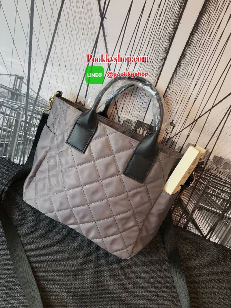 New Collection!! Anello & Legato Largo Quitting 2Way Tote Bag คอลเลคชั่นใหม่จาก Anello ดีไซน์โดดเด่นด้วยการเย็บเป็นตารางแบบนูน วัสดุ Nylon กันน้ำได้และน้ำหนักเบา หูจับเป็นหนัง ด้านหน้ามี1ช่องซิป ช่องใหญ่เปิดปิดด้วยซิปเดียว ภายในช่องใหญ่มีช่องเล็กจัดเก็บขอ