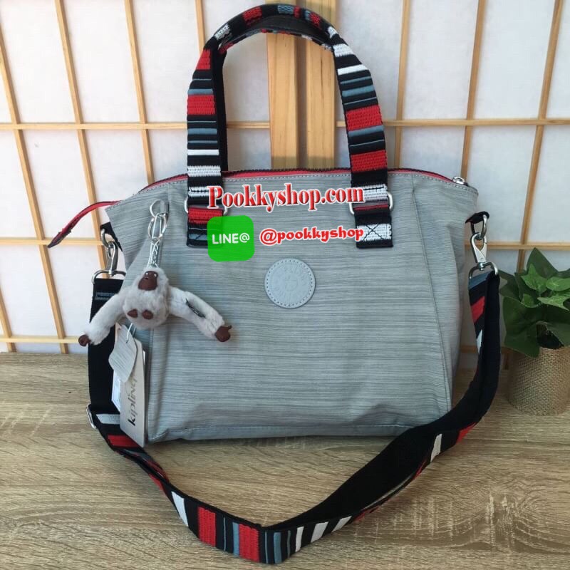 KIPLING AMIEL K15371 กระเป๋า KIPLING มาพร้อมพวงกุญเเจที่เป็นเอกลักษณ์ของเเบรนด์ เปิดปิดด้วยซิป มีสายยาว ถอดสายและปรับความยาวได้ น้ำหนักเบา ทำความสะอาดง่าย ช่องด้านในมีสายเกี่ยวกุญแจ ช่องซิปเล็กด้านใน แนะนำควรมีเลยค่า
