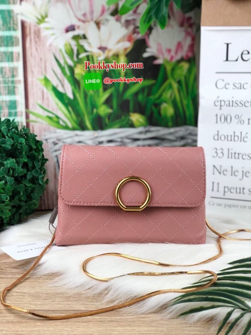 CHARLES & KEITH QUILTED PUSH-LOCK CLUTCH กระเป๋าสะพายข้าง/ครอสบอดี้ ใบกะทัดรัดวางอยู่ทรง. วัสดุหนังพิมพ์ลายคาเวียร์ ตัวกระเป๋าเดินด้ายเป็นลายตารางสวยงาม ด้านหลังมีช่องใส่บัตร 1 ช่อง เปิดปิดด้วยตัวล็อก ด้านในแบ่งเป็น 2 ช่องใหญ่ รุ่นนี้ใส่ Iphone7 ได้ กระเป