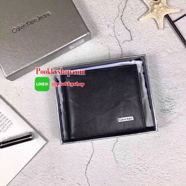 New arrival!!! พร้อมส่ง Calvin Klein Wallet กระเป๋าสตางค์แบบพับ 2 ตอนสำหรับผู้ชาย ตัวกระเป๋าเป็นหนังลวดลายโดดเด่นดูไม่จำเจ ด้านในมีช่องใส่บัตร ใส่ธนบัตรแยกเป็นสัดส่วน ไม่ว่าจะใช้เองหรือเป็นของขวัญก็คุ้มค่าน่าใช้มากค่า