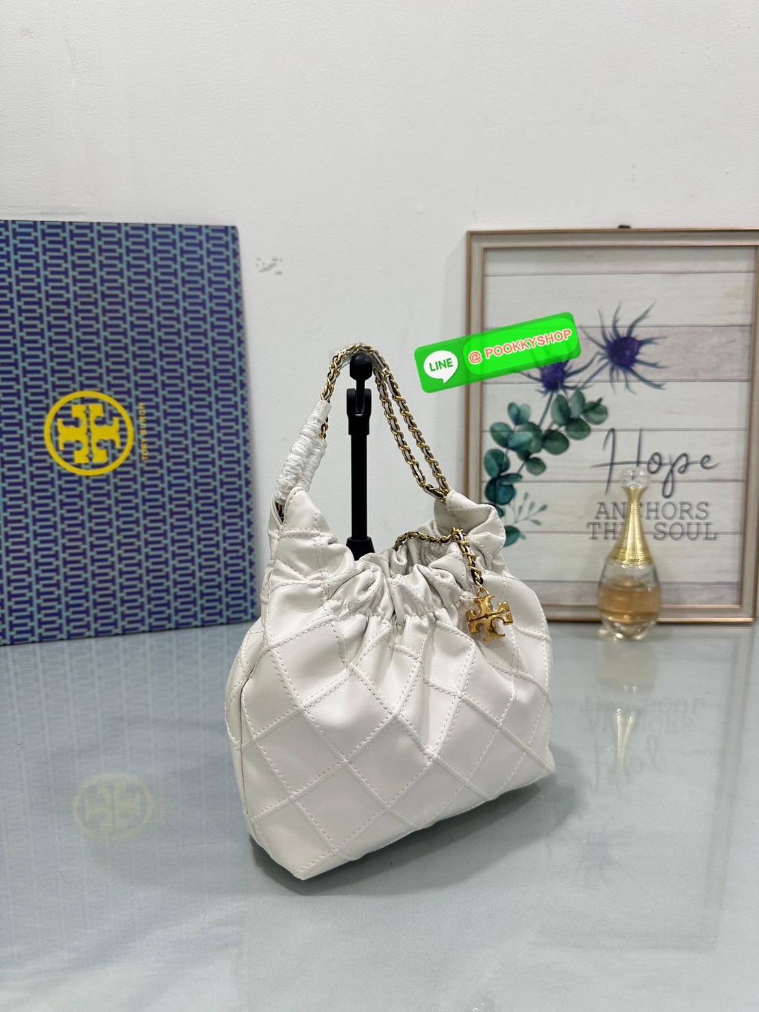 Tory Burch Fleming Drawstring Bag ผลิตจากหนังนิ่ม ตกแต่งด้วยลายไดมอนด์และสายโซ่