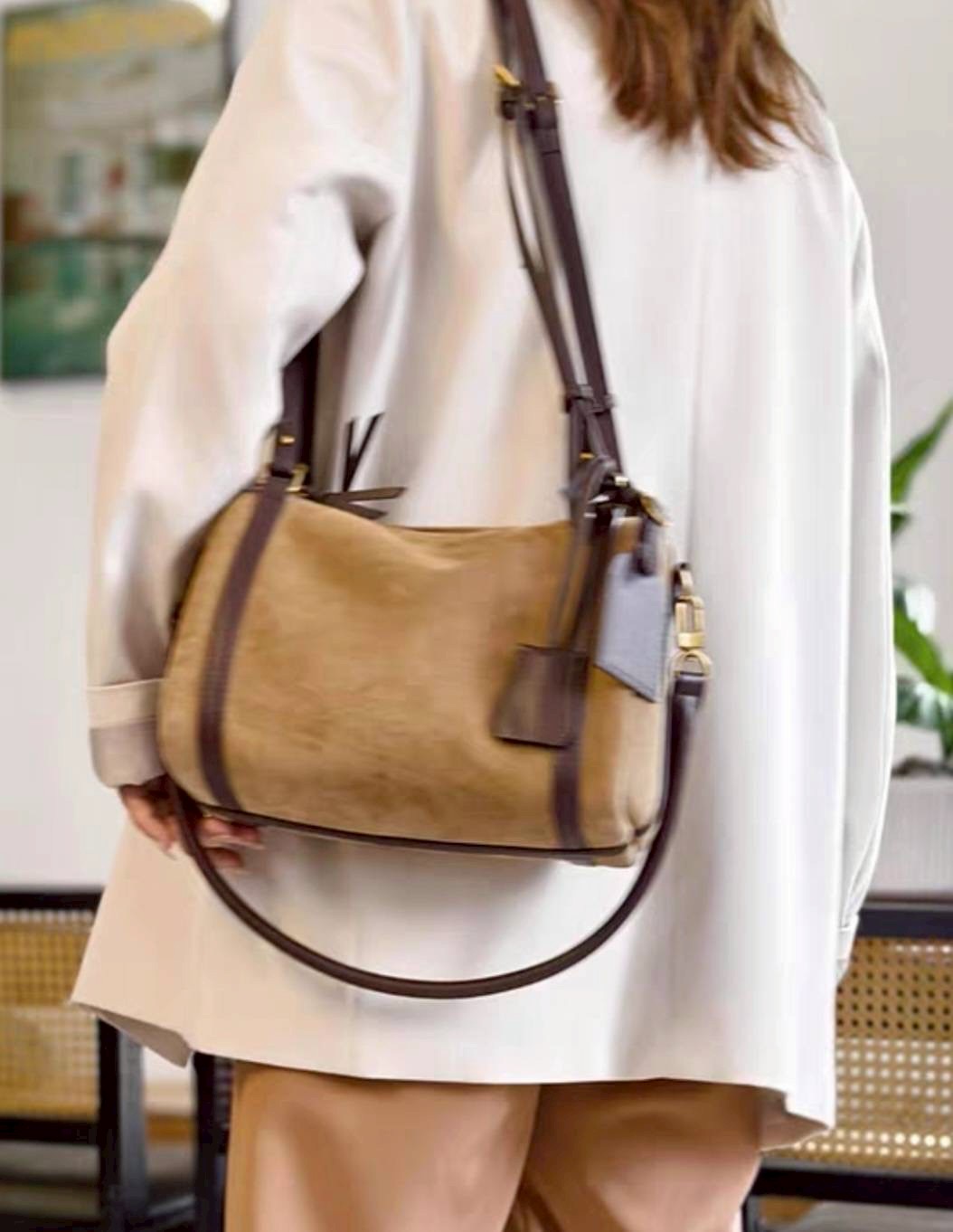 กระเป๋าทรง hobo suede bag ดีไซน์เรียบแต่ดูแพงสุดๆ งานหนังกลับนุ่มมือ ผสมกับสายหนังเรียบเนียนคุณภาพดี ให้ฟีลหรูมีคลาสแบบมินิมอลยุโรป ใบนี้ใช้งานได้จริงทุกวัน ดูดีทั้งถือและสะพาย ทรงนิ่มแต่ไม่ย้วย มีโครงเล็กน้อยช่วยให้ตั้งสวย ช่องซิปหลักเปิดกว้าง หยิบของง่า