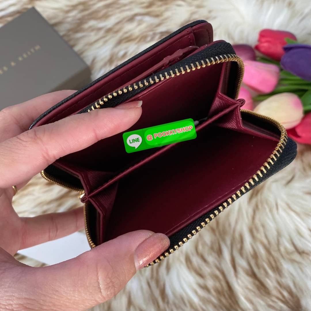 CHARLES & KEITH COMPACT WALLET กระเป๋าตังใบสั้นฟังก์ชันครบ!! ด้านหน้ามีโลโก้แบรนด์ มีช่องซิปใส่เหรียญ เปิดปิดแบบกระดุม ด้านในมีช่องใส่การ์ด 16 ช่อง มีช่องใส่ธนบัตรตามยาว ไม่ต้องพับแบงค์ค่า คุ้มมากๆเลยใบนี้
