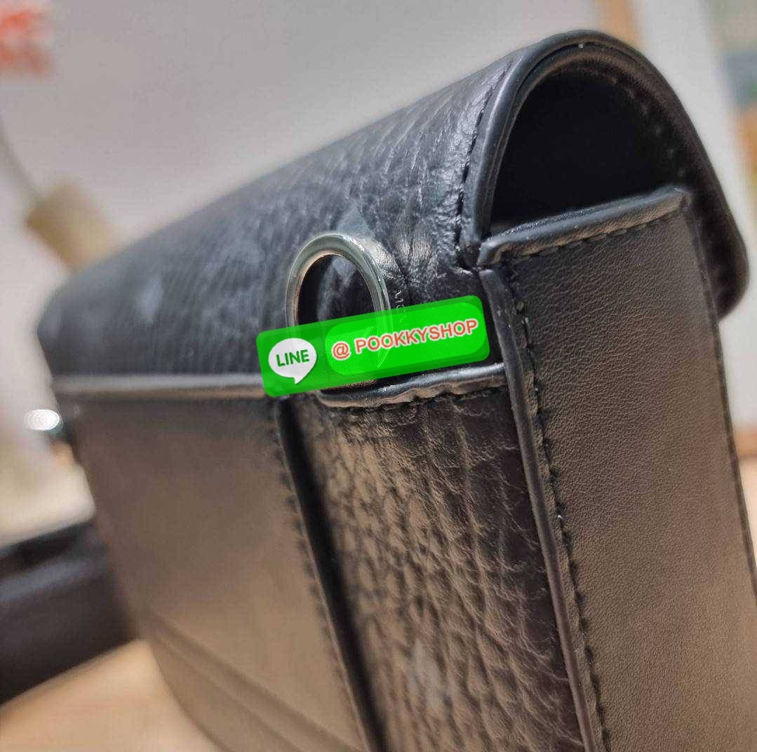 MCM SMALL MILLIE CROSSBODY IN VISETOAS กลับมาแน่นๆกับไอเท็มสุดฮิต!! ดาราเซเลปใช้กันเพียบ กระเป๋าสะพายข้าง ดีไซน์กึ่งสปอร์ต แต่แฝงความหรูในตัว ใช้งานง่ายด้วยขนาดที่พอเหมาะ และสายสะพายสปอร์ตที่สะพายคาดได้สะดวก จะสะพายข้าง สะพายแบบคาดอก ก็ดูดีไปหมด เปิด-ปิดด