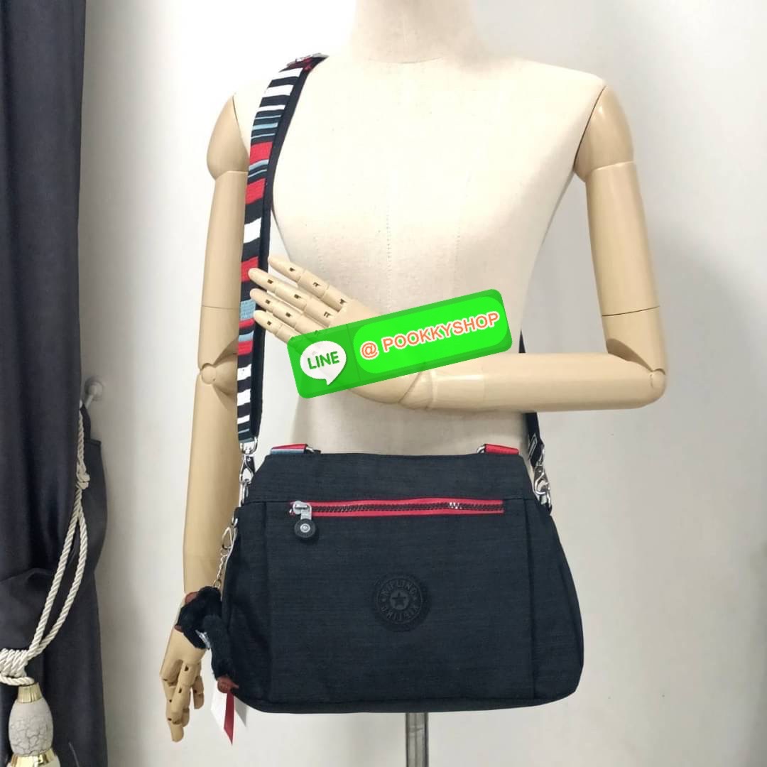 KIPLING ELISE HANDBAG กระเป๋าถือและสะพายไหล่ วัสดุ Nylon +Polyester ขนาดกำลังพอดี จุของได้มาก มีหูจับสองสาย ถือสะดวก น้ำหนักเบา มีช่องซิป ด้านหน้า ช่อง กระเป๋าหลักเปิด-ปิดด้วยซิป มี3 ช่องว่างใส่ของได้จุมากๆ ใส่มือถือได้ กระเป๋าสตางค์ใบยาว และ เครื่องสำอาง
