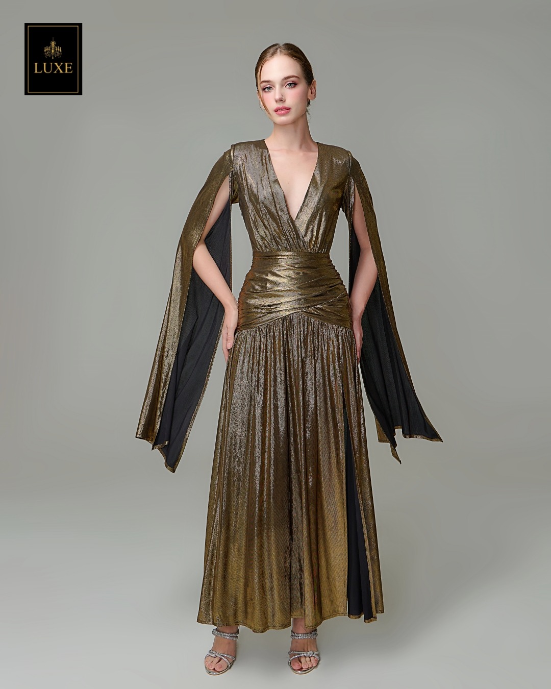 เดรสแฟชั่น แม็กซี่เดรสเสื้อคอวีป้าย แขนยาวเป็นผ้าคลุมในตัว กระโปรงเข้ารูปตรงสะโพก ผ่าหน้าขา ชายกระโปรงบาน