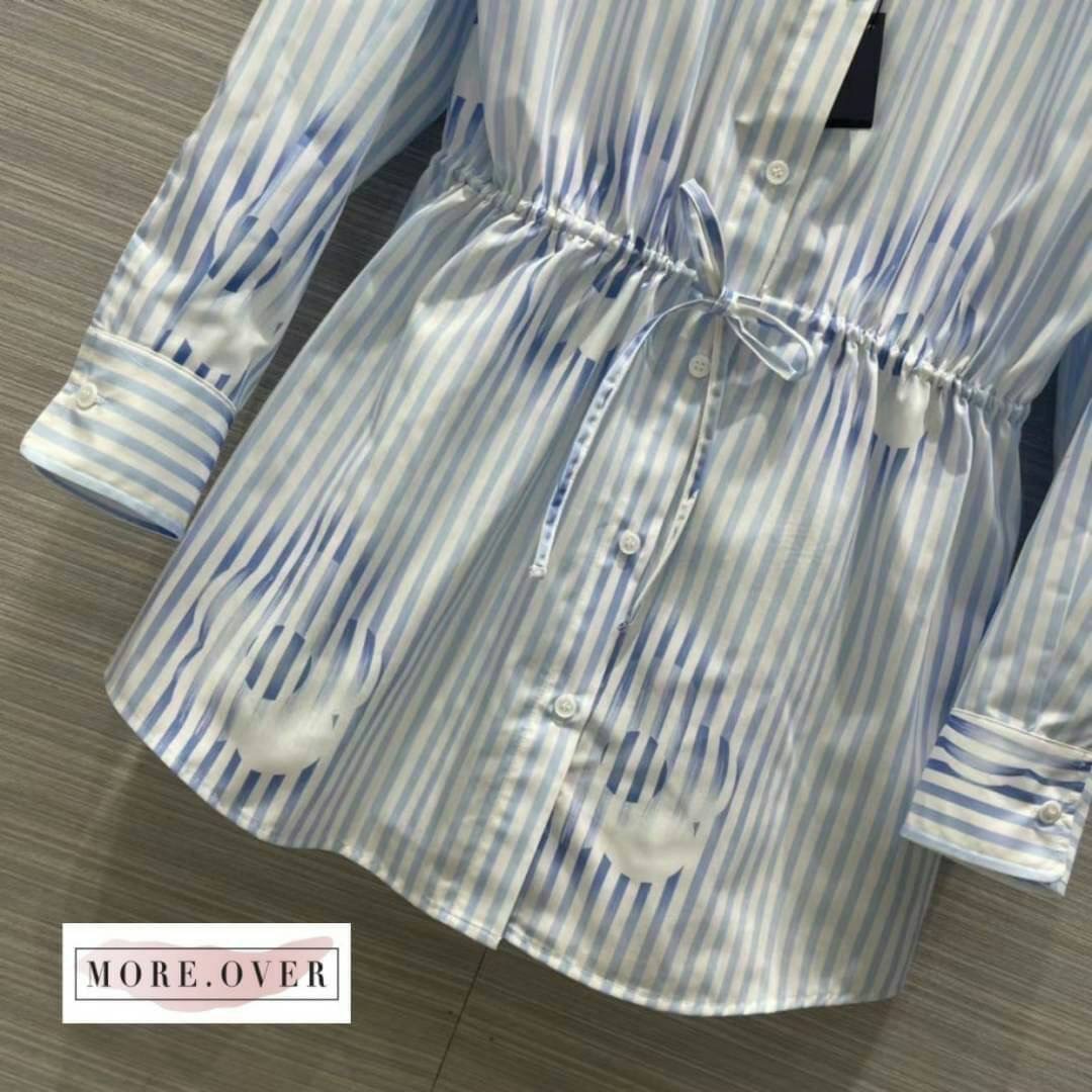 พร้อมส่ง รุ่นใหม่ !! มินิเดรสเดรสแขนยาวคอปกเชิตลายทางสีฟ้า PRADA Brand: PRADA มีป้าย tag แบรนด์ 💙Detail : มินิเดรสเชิตแขนยาวลายทางสีฟ้าเอวรูด แบรนด์ PRADA เนื้อผ้าอย่างดีงานสวยมากค่ะ งานคุณภาพการันตี มีป้าย tag แบรนด์