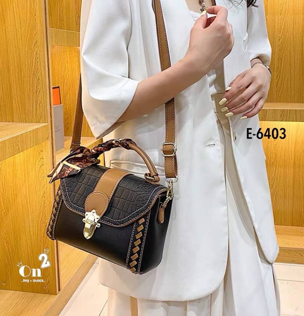 สุดปังงงไปเลยค่าา ทรงเหลี่ยม ฝาปิดลายหนังจระเข้ อะไหล่ทอง มาพร้อมสายสะพายยาว 1 เส้น สามารถถอดสาย ถือเก๋ๆได้ หรือใส่สายยาว crossbody ได้เลยค่ะ