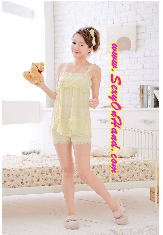 ชุดนอน คุณหนู ชุดนอนกางเกง ชุดนอน สายเดี่ยวแฟชั่น สีเหลืองอ่อน เนื้อผ้ายืด Cottonผสม สเปนเด็กซ์ (Spandex) อย่างดี แบบชุดน่ารัก ใสๆหวานๆ แต่งเว้าชายพร้อมติดขอบระบาย เนื้อผ้ามีน้ำหนัก ทิ้งตัว นุ่มลื่น สวมใส่เย็นสบาย แบบชุดคุณหนูลุคหวานมากๆเลยคะ