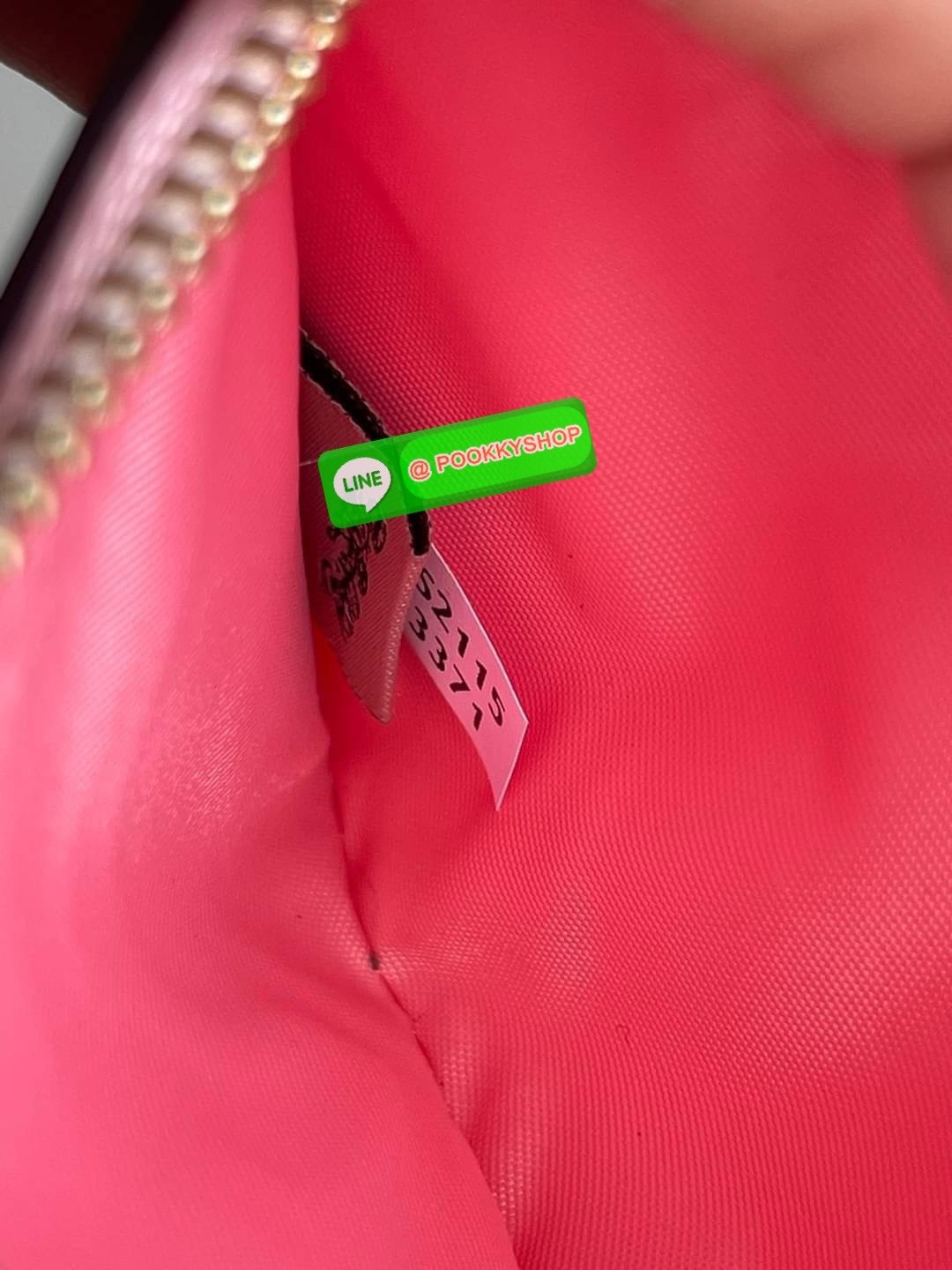 COACH TECH WALLET IN SIGNATURE CANVAS อีกหนึ่ง collection ของกระเป๋าสตางค์ที่ดีไซน์ทันสมัยให้ใช้งานได้แบบครบครัน เป็นกระเป๋าสตางค์ ที่มีช่องสำหรับใส่โทรศัพท์มือถือ ธนบัตร เหรียญ และบัตรต่าง ๆ ใช้งานแบบ2ด้าน เพิ่มความสะดวกสบายด้วยสายคล้องมือ ช่วยให้พกไปไหน