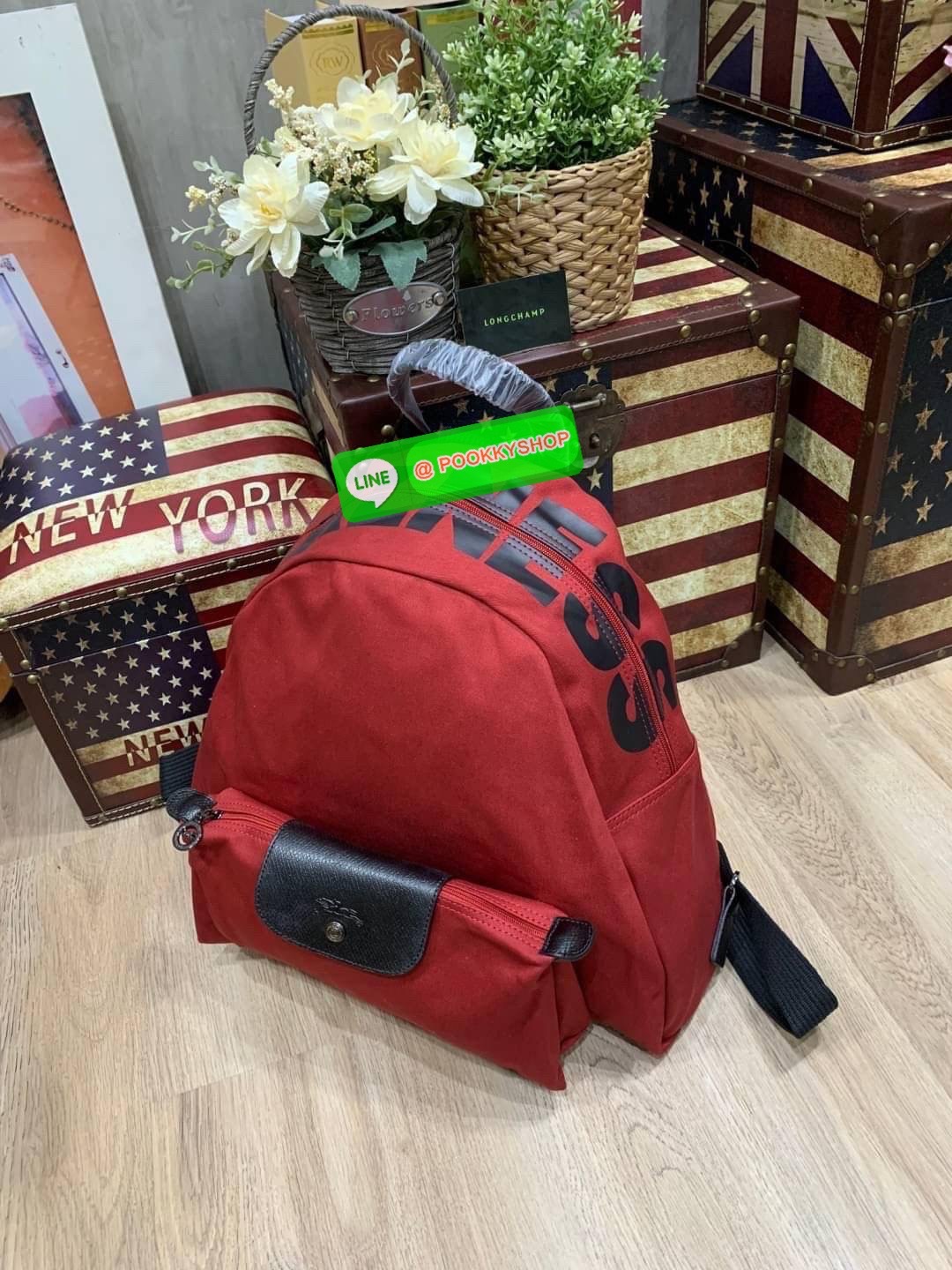 Longchamp by shayne oliver Backpack คอลเลคชั่นแบบลิมิเตทแบบเท่ๆ ที่ออกแบบโดย Shayne Oliver นักดีไซน์เนอร์ชื่อดังระดับโลก ด้วยรูปทรงกระเป๋าเป้ที่ออกแบบมาไม่เหมือนใคร สามารถจัดเป็นกระเป๋าใบใส่เสื้อผ้าได้อีกใบ ด้วยรูปทรงที่กว้างทำให้ใส่ของได้เยอะจุใจ กระเป๋า