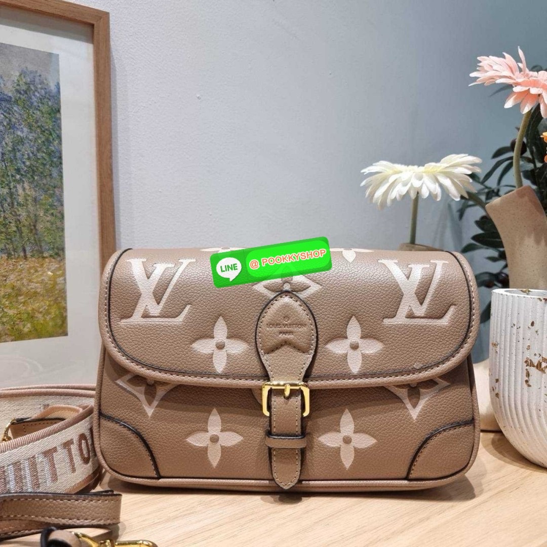 LV diane monogram empreinte bag 🔆 Details กระเป๋ามัลติฟังก์ชั่นสุดคุ้มจากเคาน์เตอร์ dutyfree ที่ดีไซน์ออกมาได้น่ารักน่าใช้มากๆ มีสายมาให้ถึง 2 แบบ สายหนังคล้องไหล่ได้ ปรับสะพายข้างได้ และสายสปอร์ตครอสบอดี้ได้ สวยลูกคุณหนูมากๆ ปรับเปลี่ยนใช้ตามลุคแ
