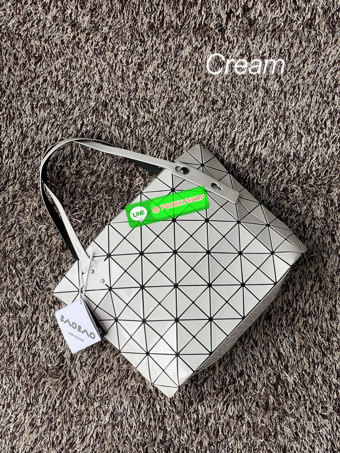 💕 Bao Bao Issey Miyake ROCK MATTE ซีรีส์นี้จะเป็นทรงสี่เหลี่ยมผืนผ้า มีซิปปิดด้านบน ถือเป็นรุ่นที่เหมาะกับการใช้งานในชีวิตประจำวัน สามารถพับมุมและบริเวณด้านล่างของกระเป๋าเพื่อเพิ่มความสะดวกสบายในการใช้งาน ทั้งยังช่วยให้วางกระเป๋าในแนวตั้งได้อีกด้ว