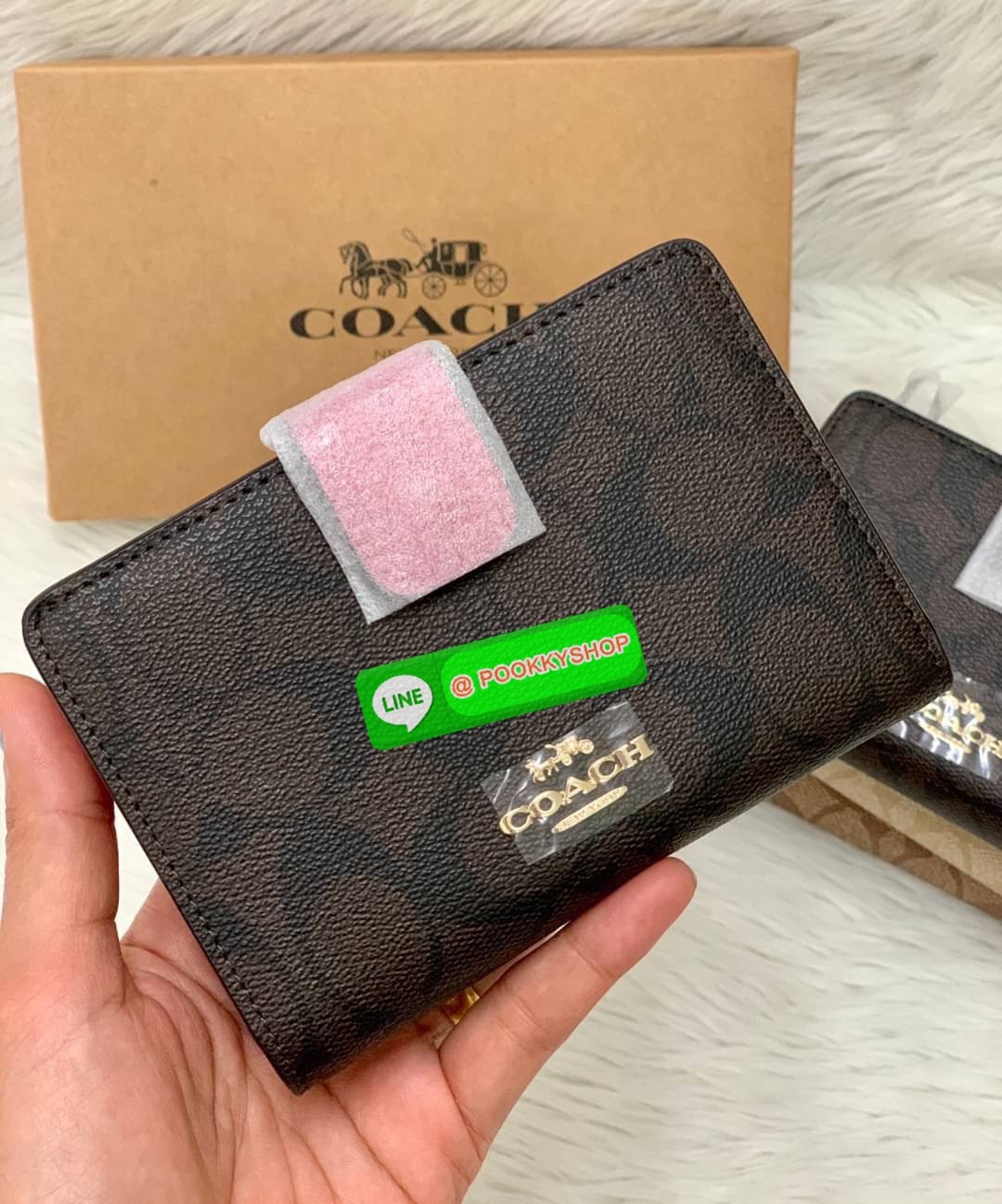 COACH MEDIUM CORNER ZIP WALLET IN SIGNATURE CANVAS ((53562)) 💋กลับมาอีกครั้งค่ะ! กระเป๋าเงินใบกลางหนัง pvc canvas สวยงามค่ะ เปิดปิดช่องหลักด้วยกระดุมภายในมีช่องเสียบบัตรได้ถึง10ช่อง ช่องใส่ธนบัตรหนึ่งช่อง; และช่องซิปสำหรับใส่เหรียญอีกสองช่อง แยกสั