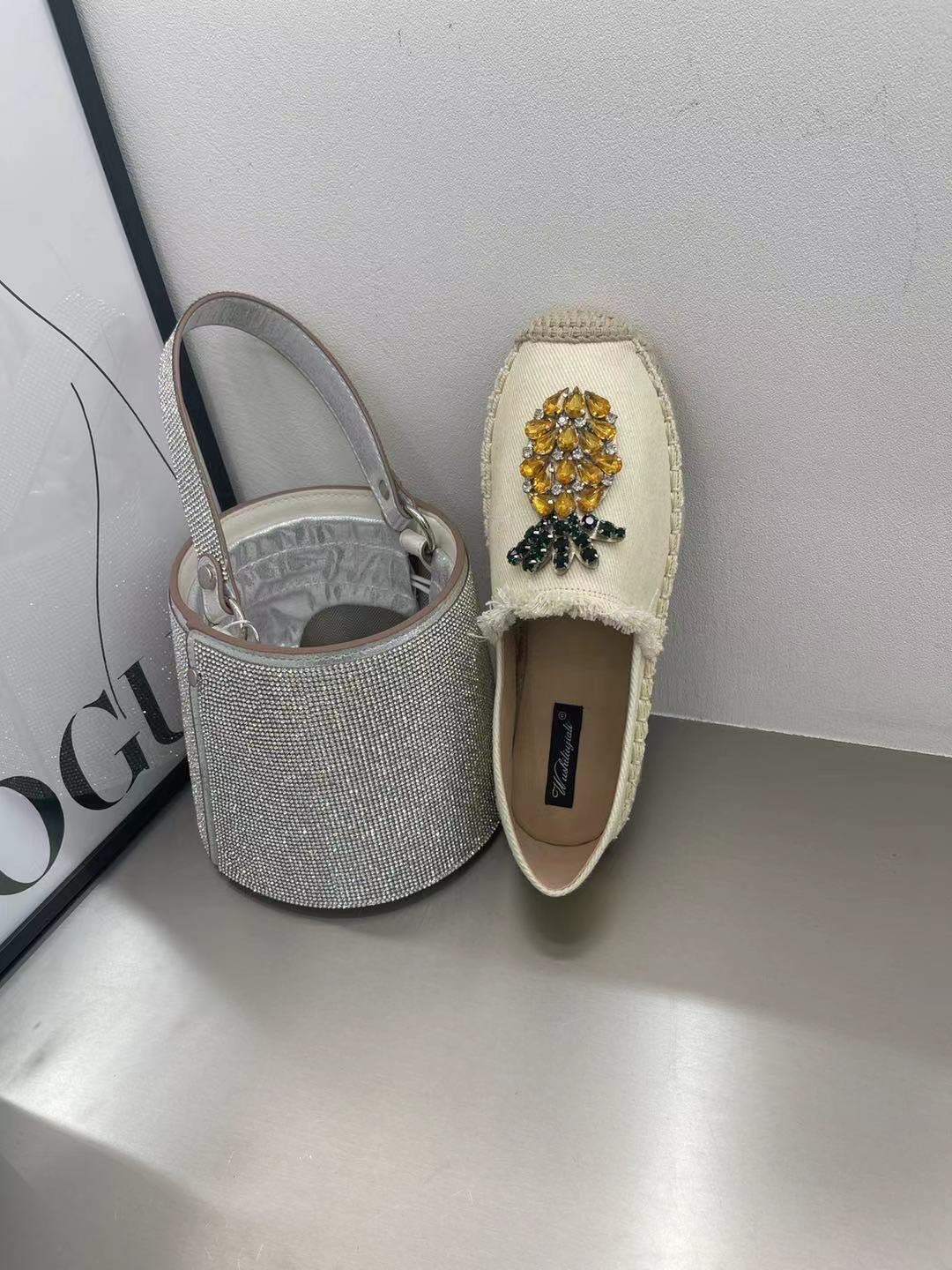 Shoe slip on รองเท้าBrand slip on งานสวยมาใหม่ รุ่นนี้ใส่สบาย ใส่แมตช์กับชุดง่าย สาวๆควรมีค่า💖