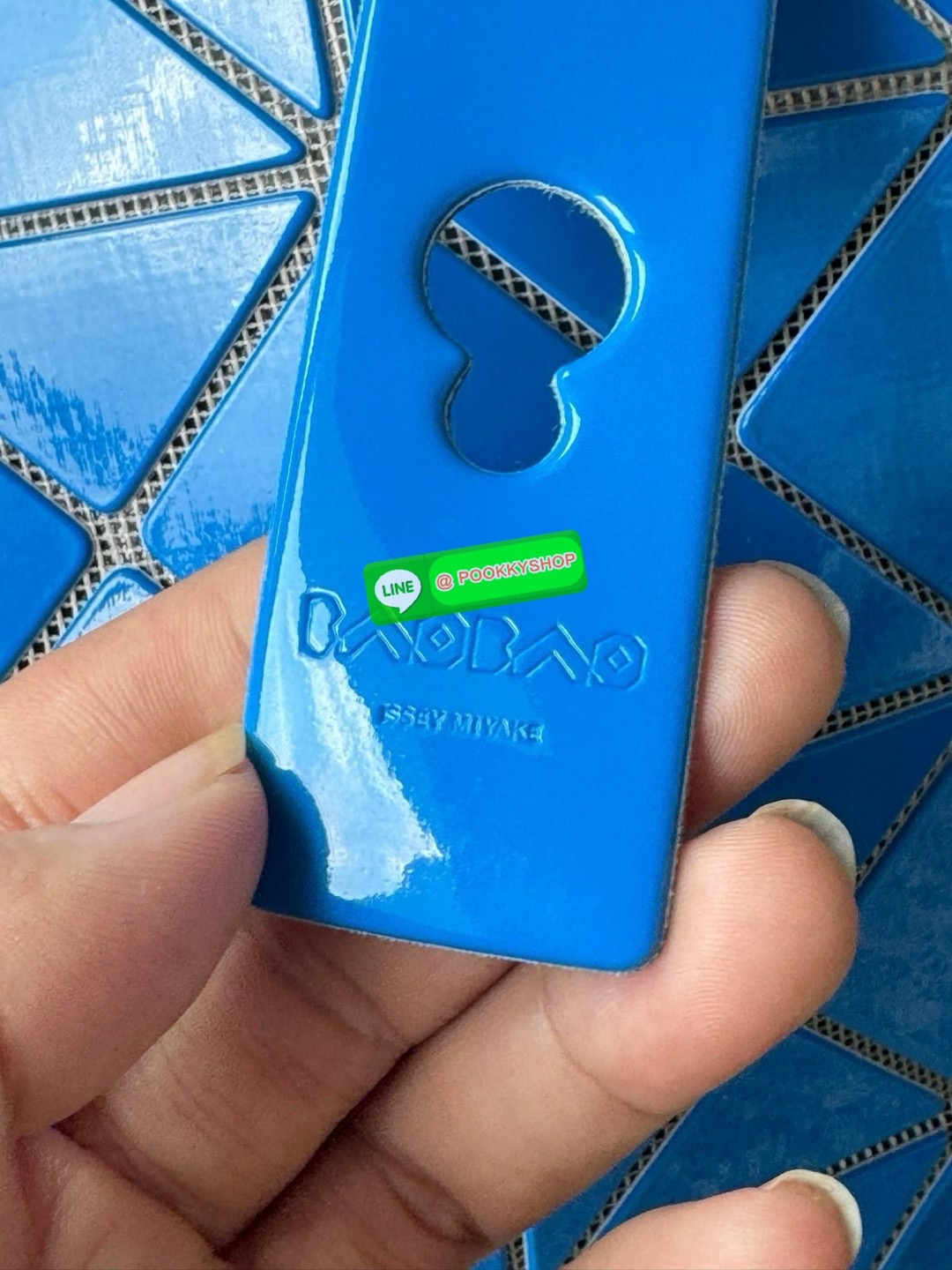 Baobao Issey Miyake 6x6 กระเป๋า Tote รุ่นนี้ถือว่าเป็นกระเป๋า Tote ไซส์กลางที่เหมาะกับการพกพาสิ่งของที่จำเป็นในทุก ๆ วัน มาพร้อมสายที่สามารถปรับได้ทั้งสองสาย และมีช่องใส่ของช่องเล็กด้านใน 1 ช่อง จุของได้เยอะแถมยังทนทาน ใช้เป็น Everyday Bag ได้เลยคะ พกพาสะ