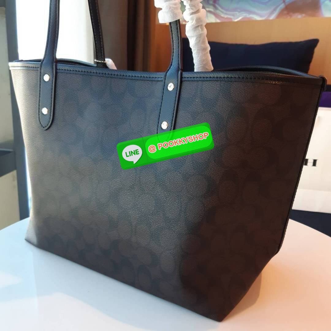 COACH F36658 REVERSIBLE CITY TOTE IN SIGNATURE CANVAS WITH POUCH Best seller!! ขายดีที่สุด!! กระเป๋าทรงโท้ท กลับด้านใช้ได้ 2IN1 สองโทนสีที่ลงตัว เปลี่ยนลุคใช้ได้ไม่ซ้ำ วัสดุหนังแคนวาสเคลือบลาย มาพร้อมกระเป๋าคล้องใบเล็ก คุ้มค่าที่สุด จุของได้ไม่ต้องยั้ง ใบ