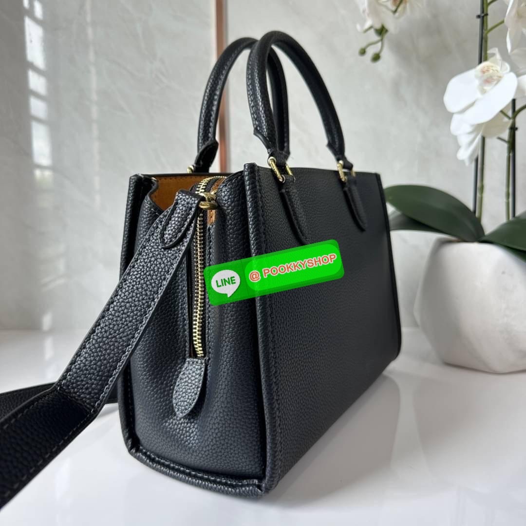 COACH BROOKE CARRYALL 28 (CE733) กระเป๋าถือหรือสะพายข้าง สุดหรู ลุคคุณนาย ให้วัสดุแคนวาสตัดหนังแท้ ภายในกว้าง แบ่งช่องเป็นสัดส่วน มีช่องซิปตรงกลาง สายสะพายถอดออกได้ จะถือหรือสะพายแมทซ์ได้หลายลุคเลยค่ะ