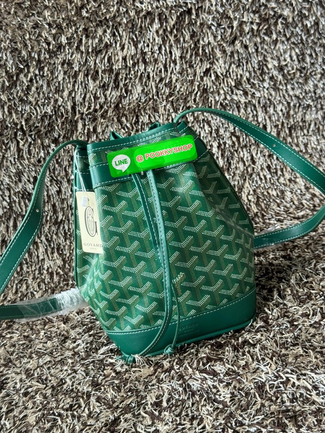 GOYARD PETIT FLOT BUCKET BAG กระเป๋าทรงถังรุ่น Petit Flot เป็น re-issue ของรุ่นดั้งเดิม ด้วยรูปทรงที่ถูกออกแบบมาอย่างสวยงาม ลงตัว เข้ากับทุกการแต่งตัว รวมถึงทันกระแสแฟชั่นทุกยุคทุกสมัย ภายในกว้างจึงสามารถบรรจุสิ่งของได้เยอะจุใจและเก็บของต่าง ๆ ได้อย่างปลอ