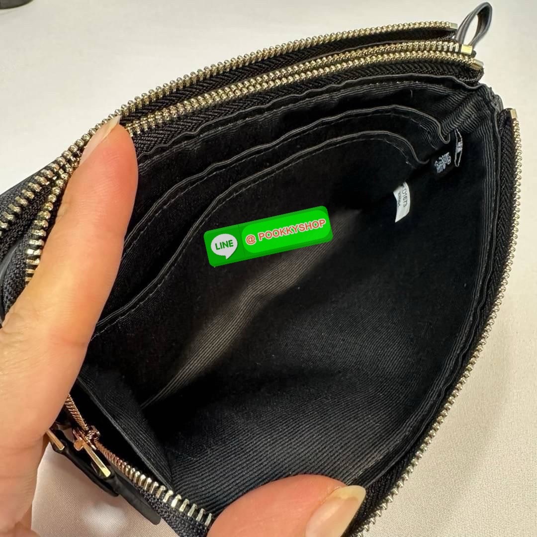 กระเป๋าคล้องมือ COACH 87591 DOUBLE CORNER ZIP WRISTLET IN SIGNATURE CANVAS (COACH 87591 ） กระเป๋าคล้องมือ2เซิปใหญ่ ลายCหนังและ ด้านในเป็นผ้า แบ่งเป็นช่องเล็กๆใส่เหรียญใส่แบงค์ใส่บัตร แล้วแต่จะใส่มีหลายช่อง ใส่โทรศัพท์ได้ทุกรุ่นพร้อมสายคล้องมือ