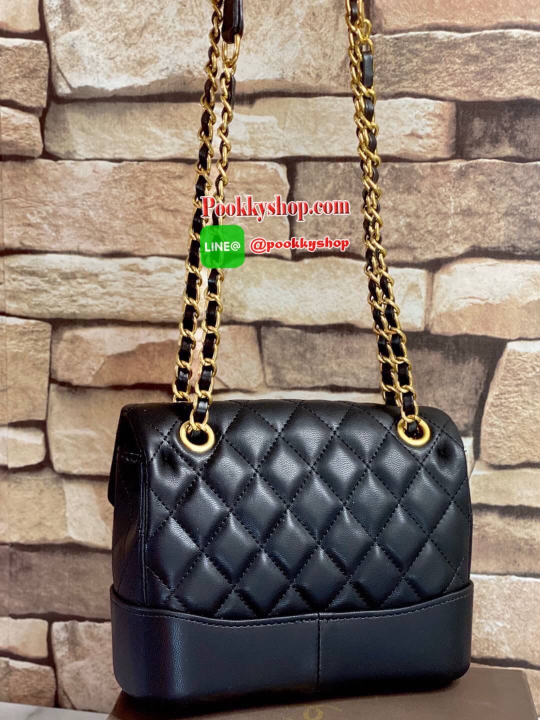 VIP CHANEL RING BAG กระเป๋าถือ / สะพายข้าง วัสดุหนังแกะลายตาราง ด้านหลังมีช่องใส่ของ เปิดปิดด้วยตัวล็อค ใส่ของได้พอสมควรค่ะ เช่น iPhone plus /กระเป๋าเงินใบสั้น-กลาง และของจุกจิกอื่นๆ สายสะพายเก็บด้านในได้ สะพายได้ 2 แบบ สวยเรียบเก๋ ต้องยกให้ใบนี้เลยค่ะ