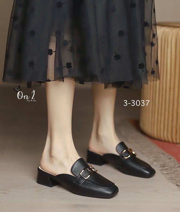 รองเท้าทรงคัชชูเปิดหลังหน้าประดับอะไหล่สไตล์แบรนด์ เสริมส้นสูง4ซม ใส่เดินง่าย งานทรงสวยใส่สบายค่ะใช้วัสดุเกรดดีสีดำอะไหล่ทองสวยหรูเข้ากับชุดง่าย