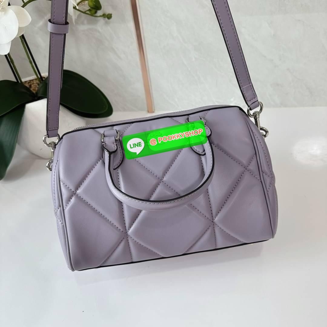 Coach Rowan Satchel With Puffy Diamond Quilting (CJ160) 🔖กระเป๋าทรงหมอนรุ่นใหม่ล่าสุดสัมผัสนุ่มมือ 🔖วัสดุ : Nappa leather (หนังแนบปา) 🔖เปิด-ปิดด้วยซิปแบบโลหะ ภายในช่องโล่งกว้าง ใส่กระเป๋าสตางค์ใบยาวได้ มีหมุดรองฐานอยู่ทรง 🔖