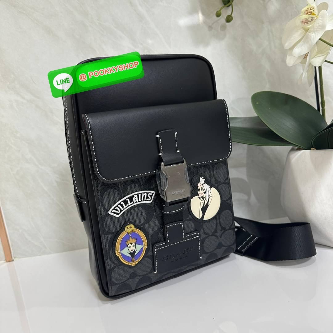 COACH DISNEY X COACH TRACK PACK IN SIGNATURE CANVAS WITH PATCHES (COACH CC113) กระเป๋าสะพายไหล่ และคาดอก ดีไซต์ทันสมัย สุดเท่ห์โดดเด่น ด้วยลวดลายตัวละครดิสนี่ย์ วัสดุหนังแคนวาสตัดขอบหนังแท้ เปิด-ปิดด้วยซิป ภายในกว้าง มีช่องเล็กๆหลายช่อง มีสายล็อคด้านหน้า