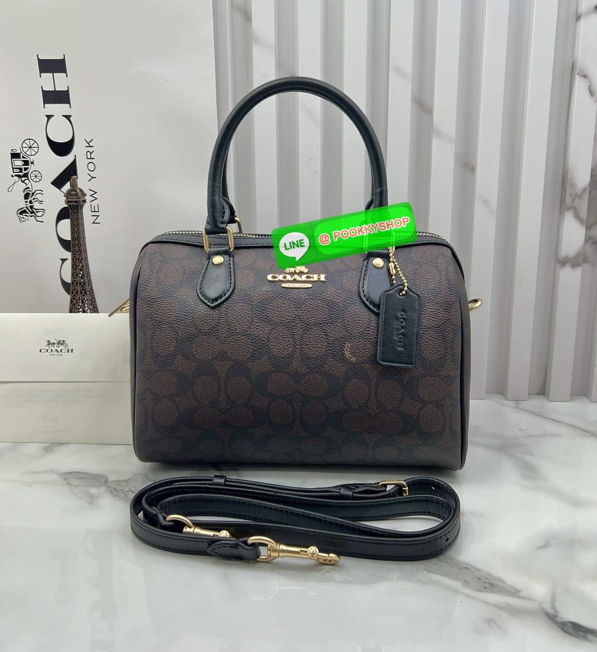 COACH ROWAN SATCHEL IN SIGNATURE CANVAS จุดเด่นของกระเป๋าทรงsatchel bag คือรูปทรงของกระเป๋าดูแข็งแรง มั่นคง ไม่เสียทรงง่าย มาพร้อมหูหิ้วที่ด้านบนของกระเป๋า ลายแคนวาสที่เป็นซิกเนเจอร์แบบเอกลักษณ์ ช่องใช้งานทุ้งภายในและภายนอก นอกจากนี้ กระเป๋าประเภทนี้ยังมี