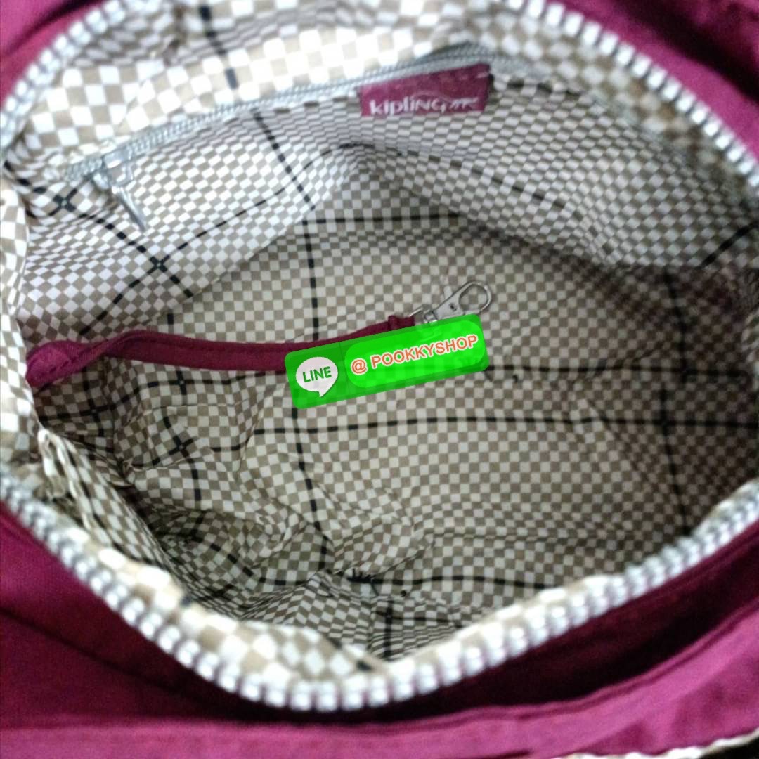 KIPLING ELISE HANDBAG กระเป๋าถือและสะพายไหล่ วัสดุ Nylon +Polyester ขนาดกำลังพอดี จุของได้มาก มีหูจับสองสาย ถือสะดวก น้ำหนักเบา มีช่องซิป ด้านหน้า ช่อง กระเป๋าหลักเปิด-ปิดด้วยซิป มี3 ช่องว่างใส่ของได้จุมากๆ ใส่มือถือได้ กระเป๋าสตางค์ใบยาว และ เครื่องสำอาง