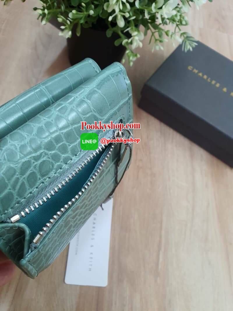 charleskeith Croc effect short wallet กระเป๋าสตางค์ใบสั้นมาด้วยลายหนังจรเข้ ด้านหน้าติดชื่อแบรนด์ รุ่นนี้เป็นแบบ 3 พับ ด้านหลังเป็นช่องใส่เหรียญ สวยสมคำร่ำลือมากๆ เลยจ้า มาครบ 5 สี จัดไปอย่างด่วนเลยจ้า