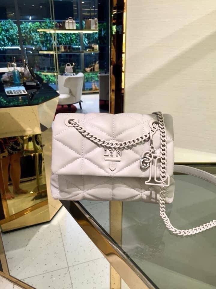 แท้ 💋 Outlet New! LYN TRINITY HANDBAG กระเป๋าสะพายข้าง/ครอสบอดี้ใบสวย วัสดุหนังเดินด้ายลายสามเหลี่ยมทั้งใบ พร้อมพวงกุญแจ(ถอดได้) เปิดปิดแบบกระดุมแม่เหล็ก ด้านในมีช่องซิปเล็ก 1 ช่อง รุ่นนี้สามารถใส่ iPhone plus และกระเป๋าเงินใบกลางได้ค่า สายยาวเป็น