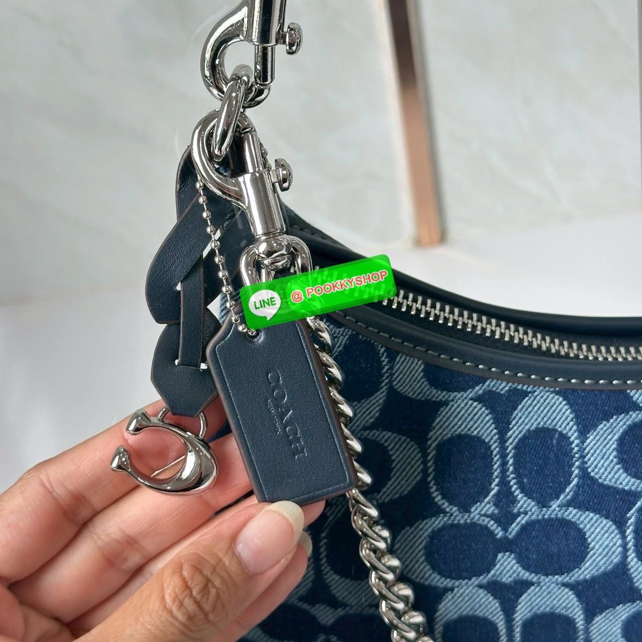 COACH Juliet Small Shoulder Bag 25 in Signature Denim ไอเท็มฮิต! กระเป๋าสะพายทรงฮิต รุ่นใหม่ ดีไซน์สวยคลาสสิก ลาย Signature Denim Blue คาดสายโซ่เงินสุดเก๋ ใส่ของจุกจิกได้พอดี เหมาะทั้งวันสบาย ๆ และออกงาน! วัสดุ: ผ้าแคนวาสลาย Signature Denim / หนังแท้ / อะ