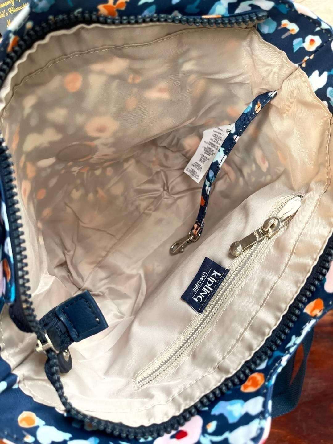 💕 Kipling Nori Small Cross-Body Bag อีกหนึ่งคอลเลคชั่นที่น่าสนใจ ขนาดกำลังพอดี น้ำหนักเบา เปิดปิดด้วยซิปเดียว ภายในใส่มินิไอแพค กระเป๋าสตางค์ หรือของใช้จุกจิกได้เยอะเพิ่มสายสะพายปรับสั้นยาวและถอดออกได้ ประดับด้วยพวงกุญแจลิงเป็นสัญลักษณ์ น่ารักใสๆอ