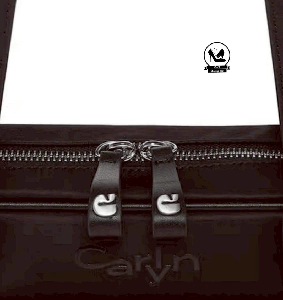 Carlyn งาน 1:1 งานสวยเป๊ะ แยกไม่ออก นำ้หนักเบา ใส่ของได้จุกๆ ดีไซน์เรียบหรู ใช้งานได้ทั้งในชีวิตประจำวันและโอกาสพิเศษเหมาะกับการถือหรือสะพายไหล่มีความจุพอเหมาะสำหรับใส่ของใช้จำเป็น เช่น โทรศัพท์, กระเป๋าสตางค์, เครื่องสำอาง