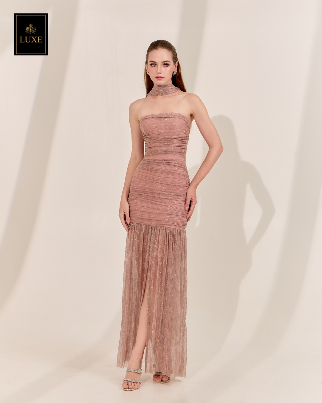 เดรสแฟชั่น เดรสเสื้อเกาะอกทรงเข้ารูป กระโปรงต่อชายระบาย ผ่าหน้า มาพร้อมผ้า mmคลุมไหล่