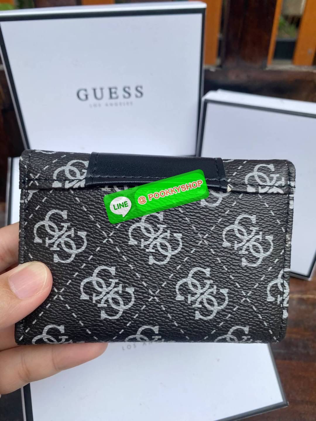 Guess กระเป๋าสตางค์ใบสั้น 3 พับ พร้อมกล่อง มีช่องใส่บัตร ใส่แบงค์พันได้ไม่ต้องพับ ข้างหน้าติดโลโก้แบรนด์อะไหล่ทอง สวย หรู ดูแพง ไปอีกจ้า