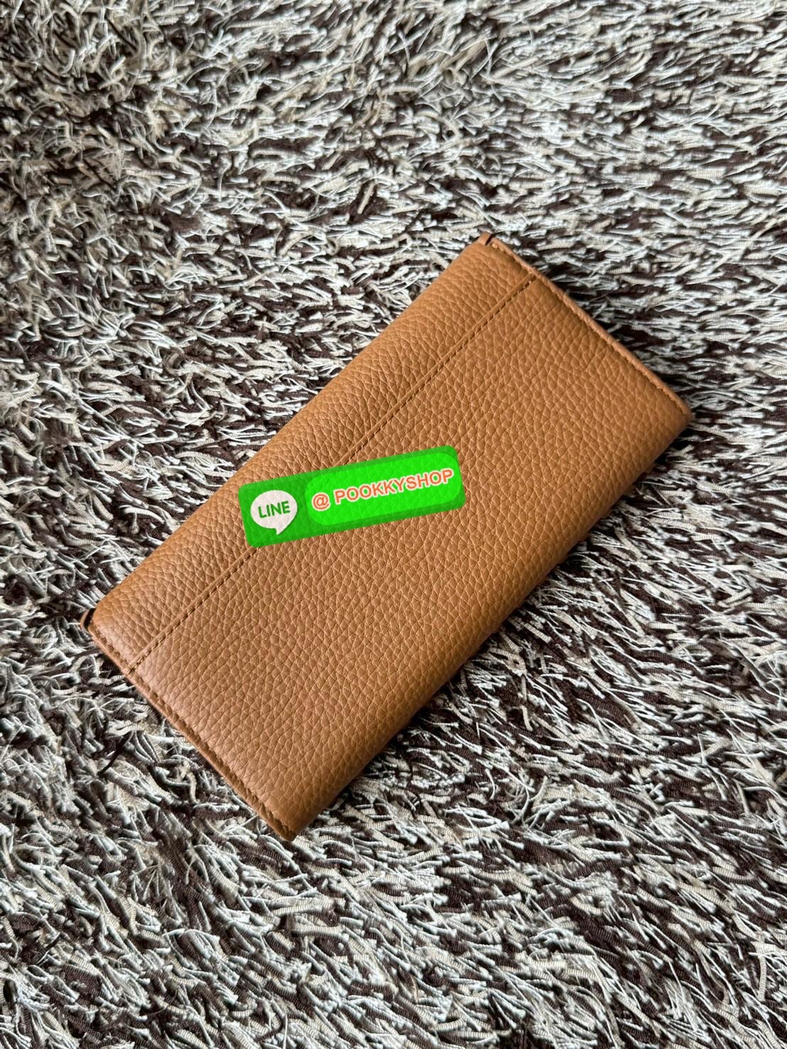 Tory Burch Marion Long wallet กระเป๋าสตางค์ยาวใบนี้ใส่การ์ดได้ถึง12ใบเลยทีเดียว มีช่องอเนกประสงค์และช่องใส่ธนบัตรหลายช่อง หยิบจับง่าย เปิดปิดด้วยกระดุมสแนป วัสดุหนังวัวแท้100% ดีเทลแต่งขอบกระเป๋าด้านหน้าแบบถัก โลโก้อยู่กึ่งกลางอันเป็นสัญลักษณ์