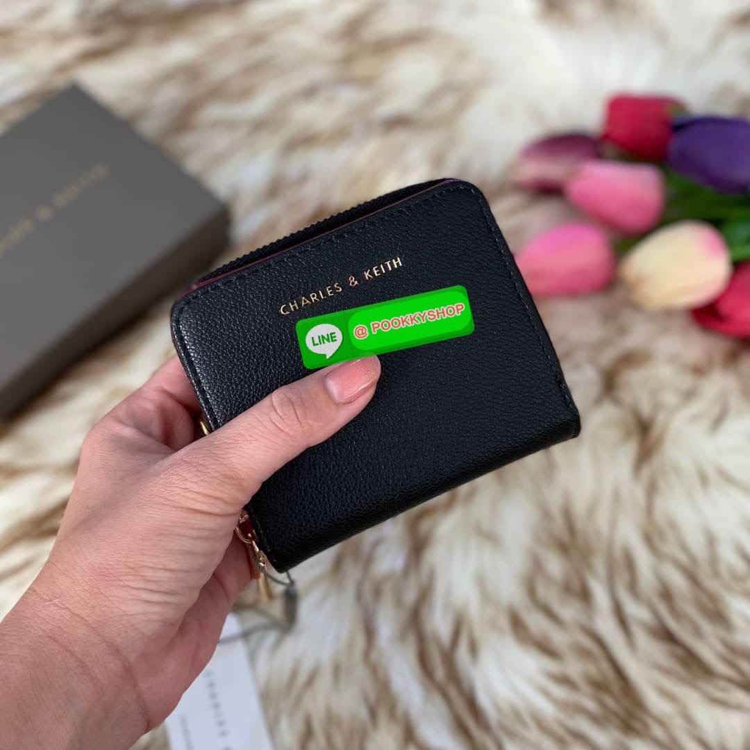CHARLES & KEITH COMPACT WALLET กระเป๋าตังใบสั้นฟังก์ชันครบ!! ด้านหน้ามีโลโก้แบรนด์ มีช่องซิปใส่เหรียญ เปิดปิดแบบกระดุม ด้านในมีช่องใส่การ์ด 16 ช่อง มีช่องใส่ธนบัตรตามยาว ไม่ต้องพับแบงค์ค่า คุ้มมากๆเลยใบนี้
