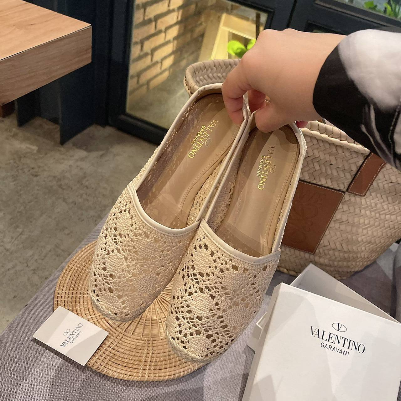 พร้อมส่ง ปังกว่านี้ ไม่มีอีกแล้ว ห้ามพลาดทุกประการสำหรับรุ่นนี้ ลูกไม้ Valentino ตัวใหม่ล่าสุด เพิ่งขายที่เรา ที่แรก ร้านอื่นไม่มีนะค่ะ บอกเลย หนังนิ่มสุด ใส่สบาย ทรงสวยมากกกก