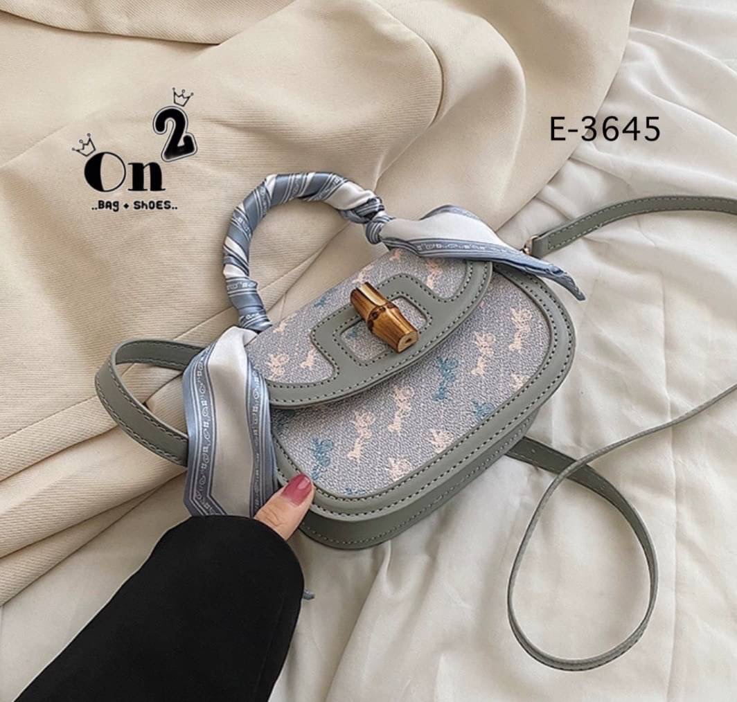 กระเป๋าสะพายปักลายรถม้าสไตล์แบรนด์coach งานสวยสีพาสเทลแถมผ้าพันกระเป๋าสีเดี่ยวกัน1ผื่น