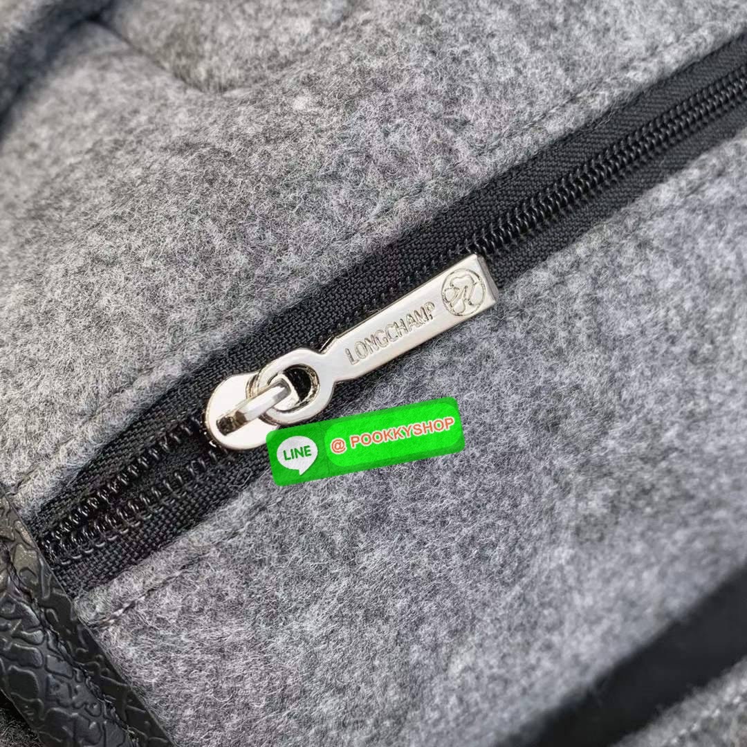 LongChamp Roseau Essential Shoppimg Bag L กระเป๋าTote วัสดุผ้าขนสัตว์ ซับในผ้าฝ้ายที่จับด้านบนหนังวัว กระเป๋าสะพายใบนี้มีขนาดพอเหมาะ กว้างพอที่จะใส่เอกสารทั้งหมดของคุณและจะไปกับคุณตลอดทั้งวัน! น้ำหนักเบา ปิดด้วย ระบบยึดสแน็ปอิน หรูหรา เหนือกาลเวลา และเปี่