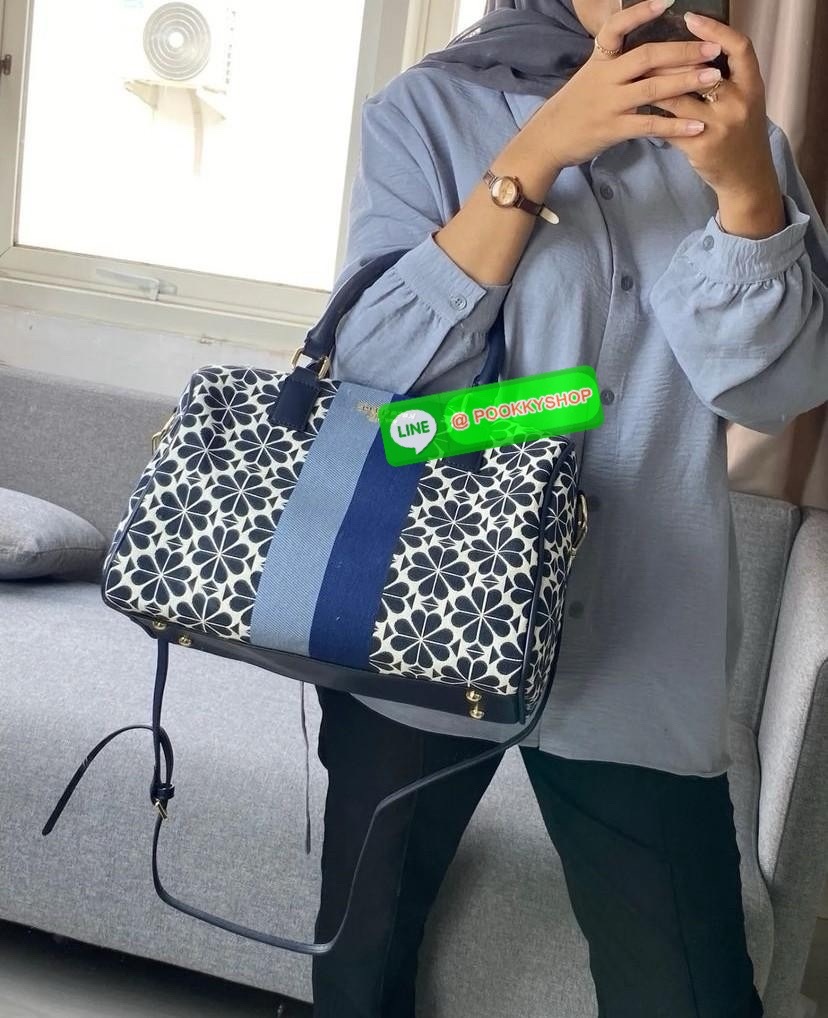 KATE SPADE NEW YORK SPADE FLOWER JACQUARD MANHATTAN DOCTORS BAG กระเป๋าถือหรือสะพายใบใหญ่ทรงหมอน โดดเด่นด้วยลวดลายเอกลักษณ์ทั้งใบ ด้านหน้าตกแต่งด้วยชื่อแบรนด์ เปิด-ปิดกระเป๋าด้วยซิปคู่ ด้านในโล่งกว้าง จุของได้เยอะมากค่ะ มีช่องซิปเล็กและช่องใส่ของจุกจิกค่ะ