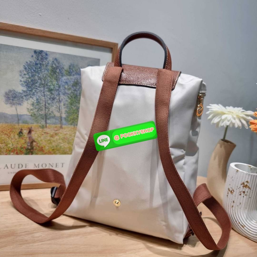 Longchamp le pliage original backpack 🔆 Details สวยคลาสสิคต้องไม่พลาด กับกระเป๋าสะพายทรงเป้ ขนาดกำลังดี น้ำหนักเบา ดีไซน์เรียบง่าย แต่ดูแพง ปากกระเป๋าออกแบบให้มีฝาปิดและซิปแน่นหนา สายสะพายสามารถปรับใช้ตามชอบ ภายในโล่งกว้าง จุของได้สบายๆ พกพาไปไหนก