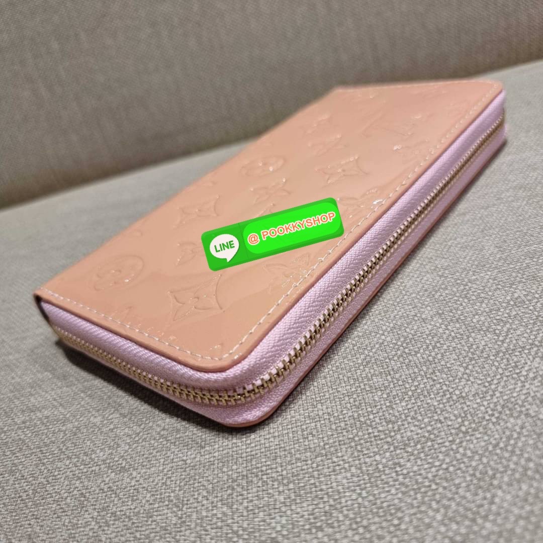 NEW IN!! LV long zip wallet with gwp กระเป๋าสตางค์พรีเมี่ยมกิ๊ฟ ดีไซน์ล่าสุด หนังแก้ววิบวับ หรูหรามาก ใบยาวขนาดกำลังเหมาะมือ ถือแล้วขับผิว ถือออกงานก็คือเลิศ วัสดุหนังแก้วเคลือบผิวกลิตเตอร์ เล่นกับแสงสวยมาก เปิด-ปิดด้วยซิปรอบ ภายในมีช่องใส่บัตรเยอะมาก มีช