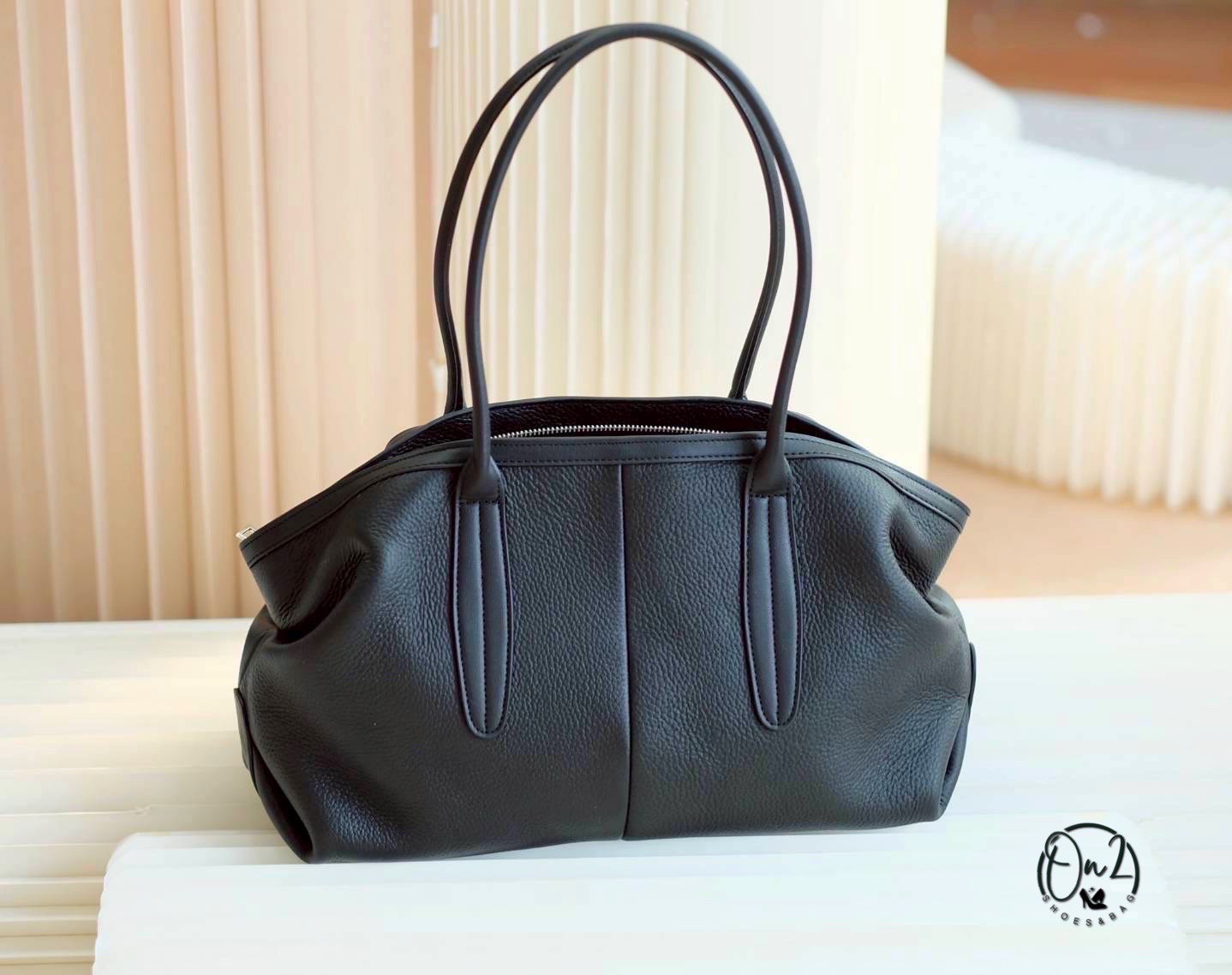 กระเป๋าหนังแท้ 💯 Genuine leather ทรง Hobo ถือเป็นทรงที่เอนกประสงค์และยอดนิยมค่ะยิ่งเป็นหนังแท้ก็จะมีความคงทนคุ้มค่า ใช้งานได้ยาวดูแลง่ายทำความสะอาดง่าย หนังนุ่มและยืดหยุ่น แข็งแรง ผิวสัมพัสหนังแท้จะสวยงามและเป็นเอกลักษณ์ดูแพงดูพรีเมี่ยมกว่าหนังผสม