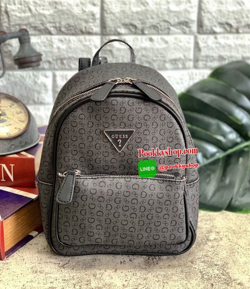 GUESS WOMEN’s DOME BACKPACK BAG พร้อมส่งค่ะ!! กระเป๋าสะพายหลัง มีหูหิ้ว ด้านหน้ามีโลโก้แบรนด์และช่องซิปหนึ่งช่องใส่มือถือหรือจองจุกจิกค่ะ เปิดปิดกระเป๋าช่องหลักแบบซิปคู่ ภายในโล่งกว้าง ซัปในผ้าลายแบรนด์นะค่ะ มีข่องซิปและช่องเล็กใส่ของจุกจิกค่ะ สายสะพายด้า