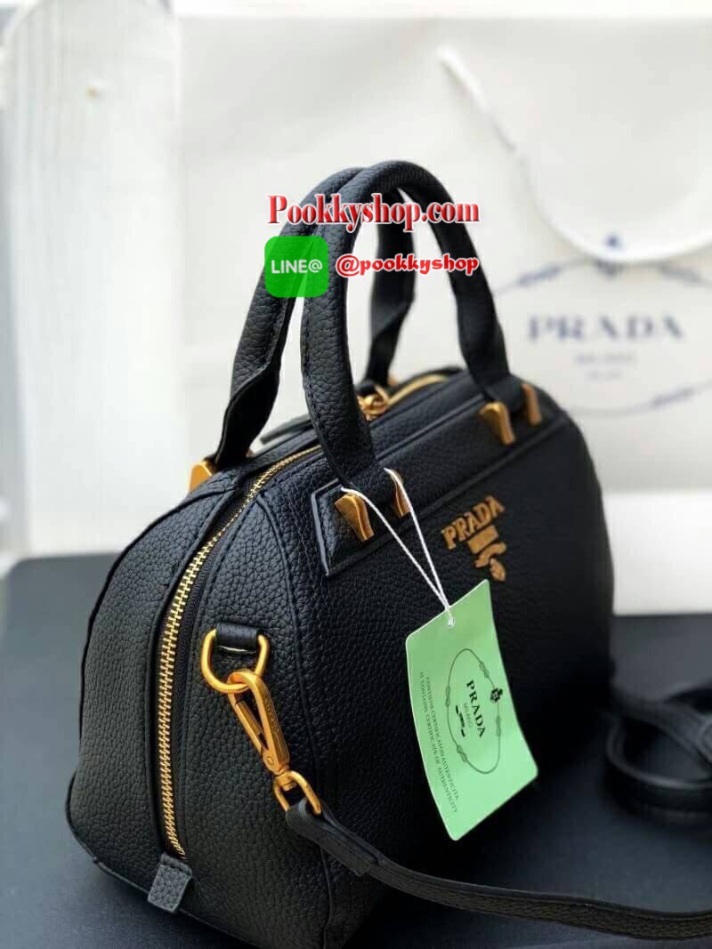 Prada Limited edition กระเป๋าอเนกประสงค์ทรงสวยหนังลายคาเวียร์มีสายยาว เลิศมาก ขนาดกำลังดี ใช้แล้วสวยมากๆ น้ำหนักเบา อะไหล่ทองหรูมาก จุของคุ้ม มี3ช่องหลัก เปิด-ปิดด้วยซิป งานเกินราคารับประกันค่ะ