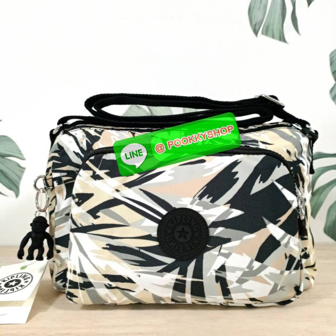 KIPLING RETH CROSSBODY BAG วัสดุ Nylon+polyester กระเป๋าสะพายข้างหรือ สะพาย Crossbody ได้ เปิด-ปิด ด้วยซิปปั๊มแบรนด์ที่หางซิป พร้อมช่องช่องหน้าแยกใส่ของใช้เล็กๆ น้อยๆ ได้ ช่องหลัก 2 ช่อง ด้านในโล่งกว้าง สามารถจุสัมภาระได้เยอะ มีช่องซิปด้านในและสายคล้องพวง